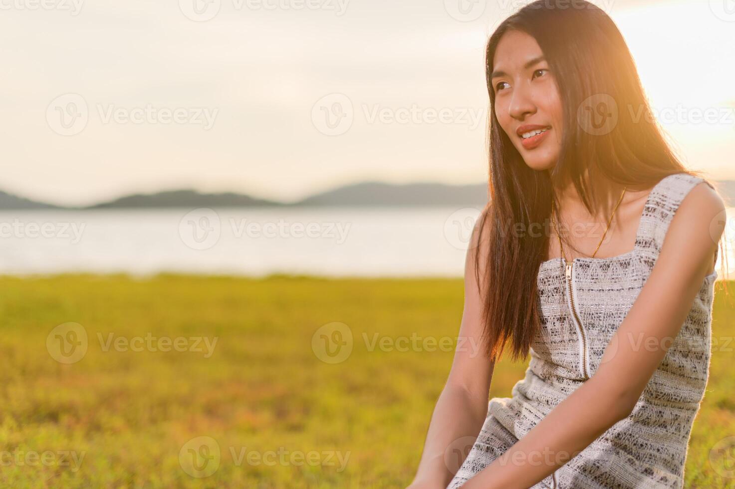 Frau, die auf den Feldern reist foto