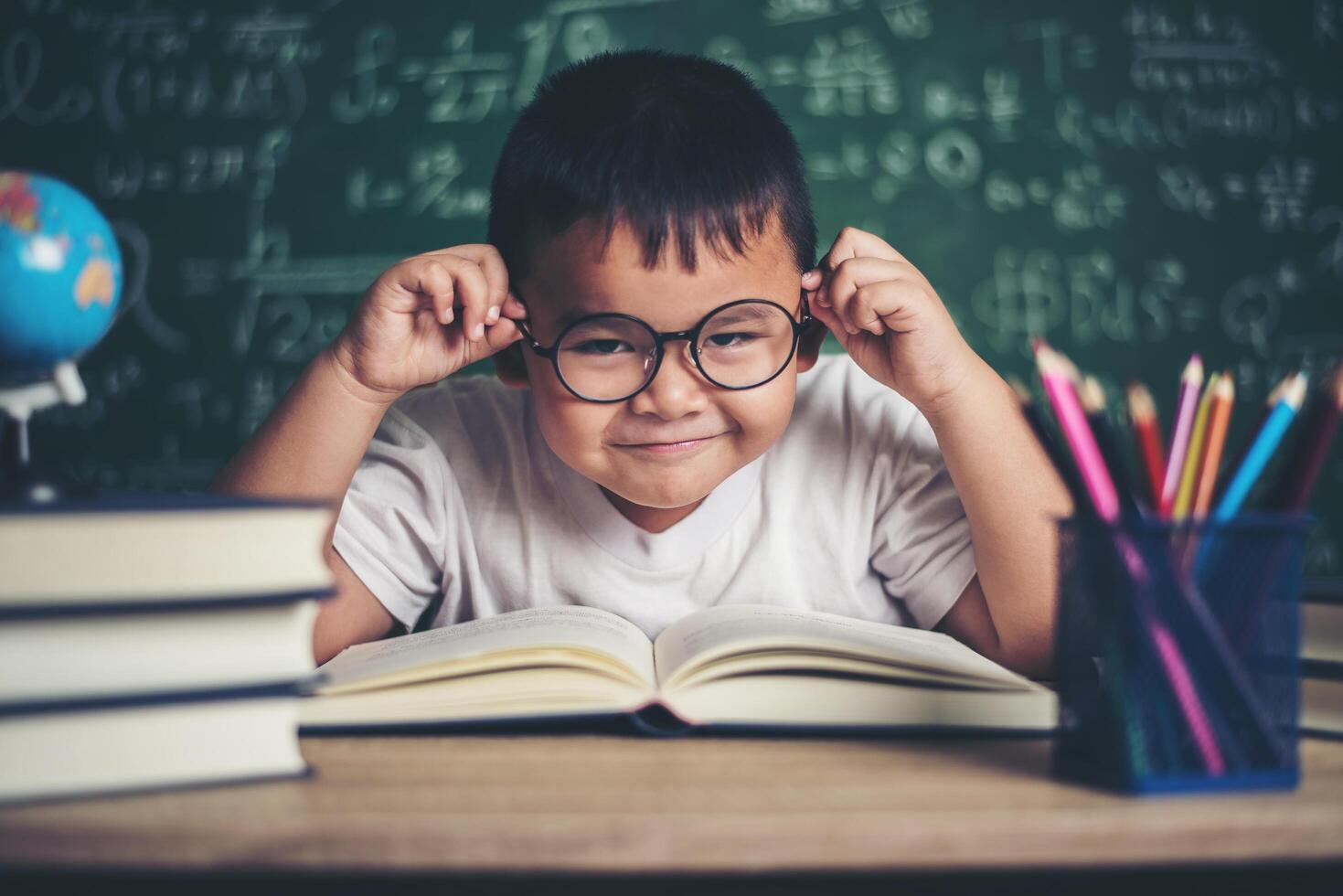 Porträt eines Jungen im Klassenzimmer. foto