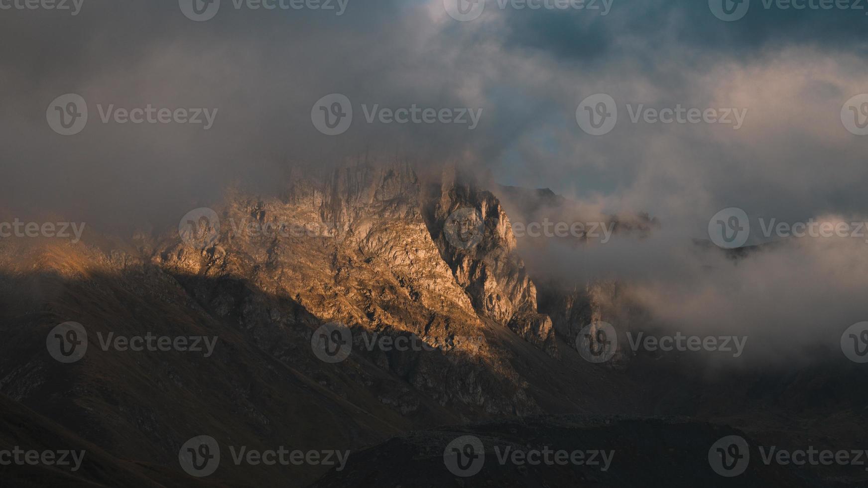 nebliger Blick auf die Berge foto