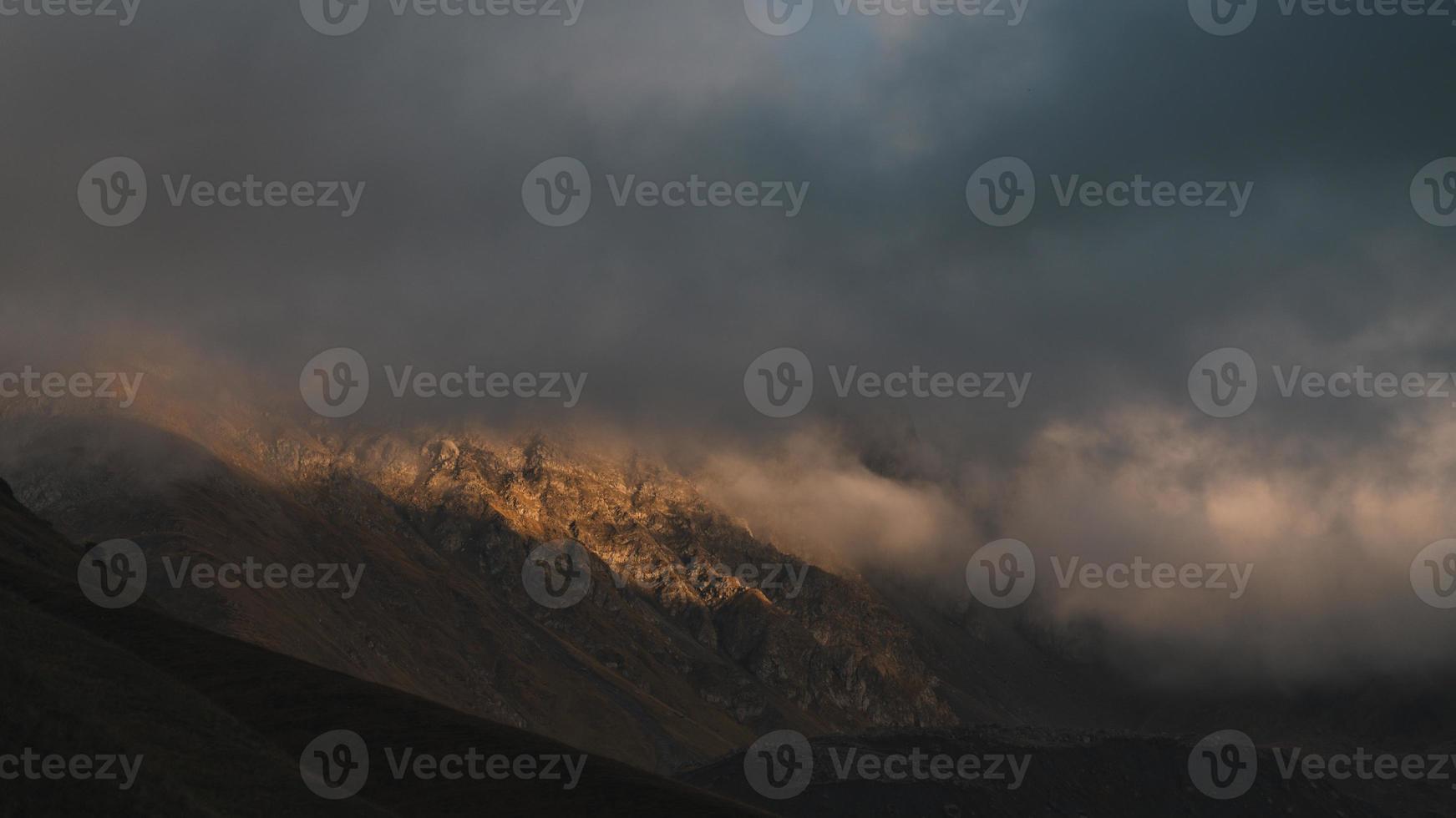 nebliger Blick auf die Berge foto