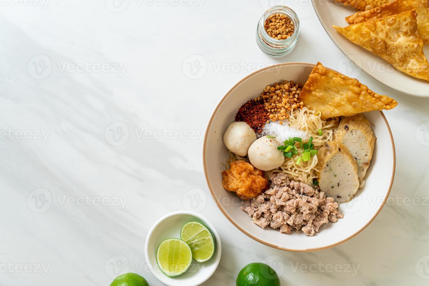 würzige Eiernudeln mit Fischbällchen und Garnelenbällchen ohne Suppe foto