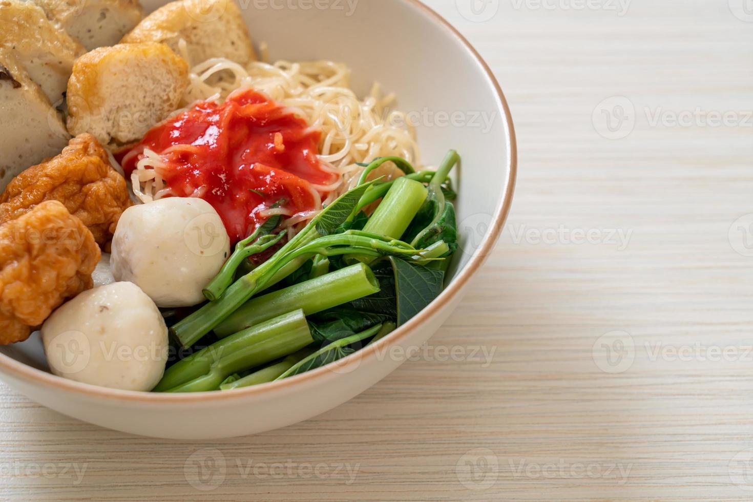 Eiernudeln mit Fischbällchen und Garnelenbällchen in rosa Sauce foto