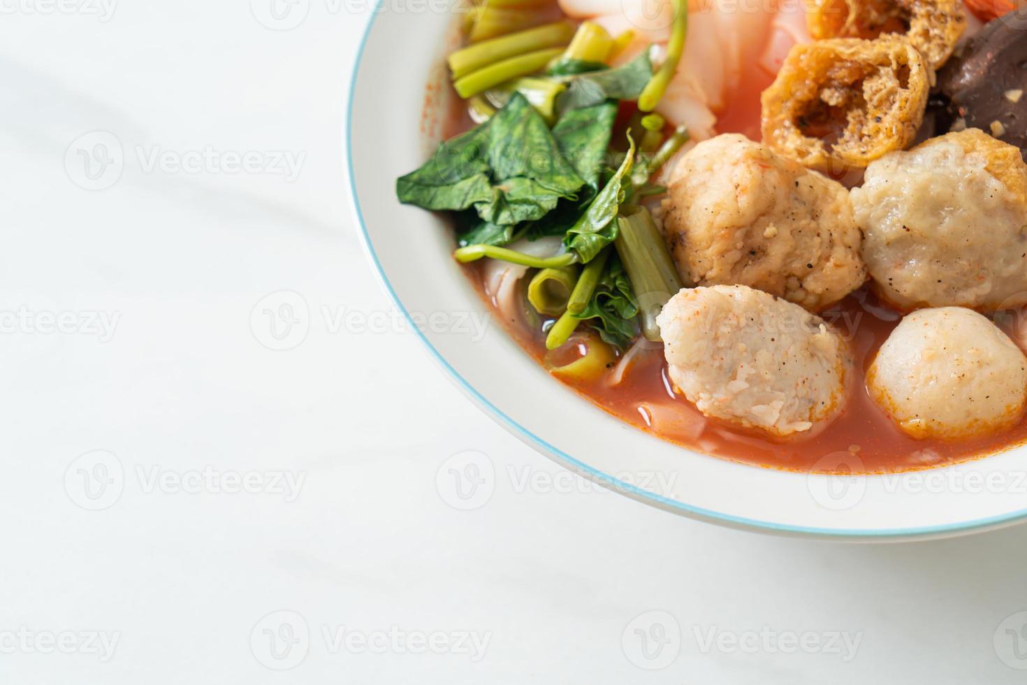 Nudeln mit Fleischbällchen in rosa Suppe foto