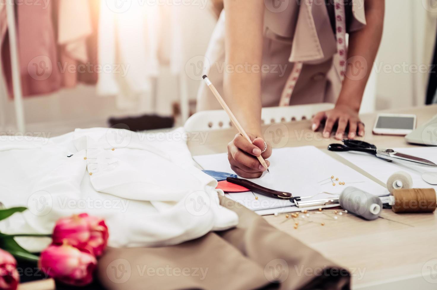 Nahaufnahme der weiblichen Modedesignerhand, die im Home Office arbeitet? foto