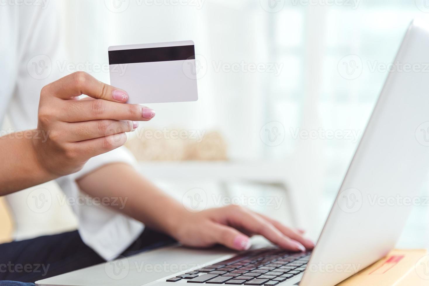 Frauenhände halten Kreditkarte für Online-Shopping foto