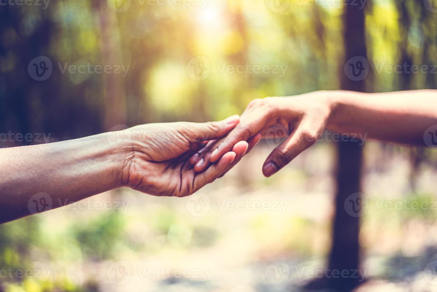 Nahaufnahme der helfenden Hand des Menschen während der Reise im Wald foto