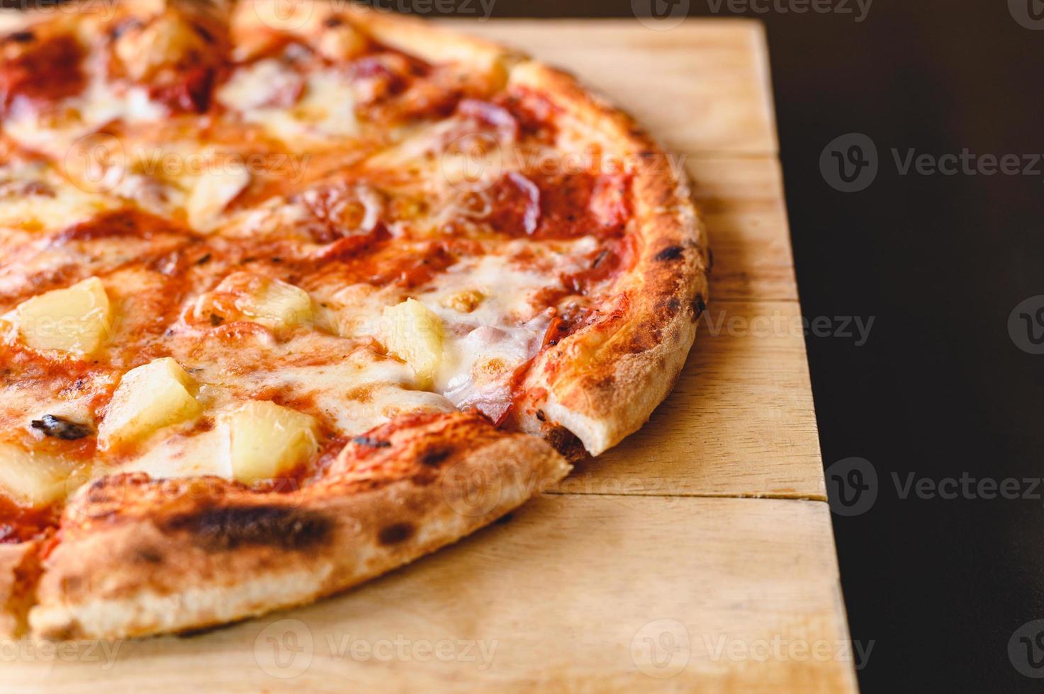 leckere hawaiianische und salami pizza kuchen kochzutaten specktomaten foto