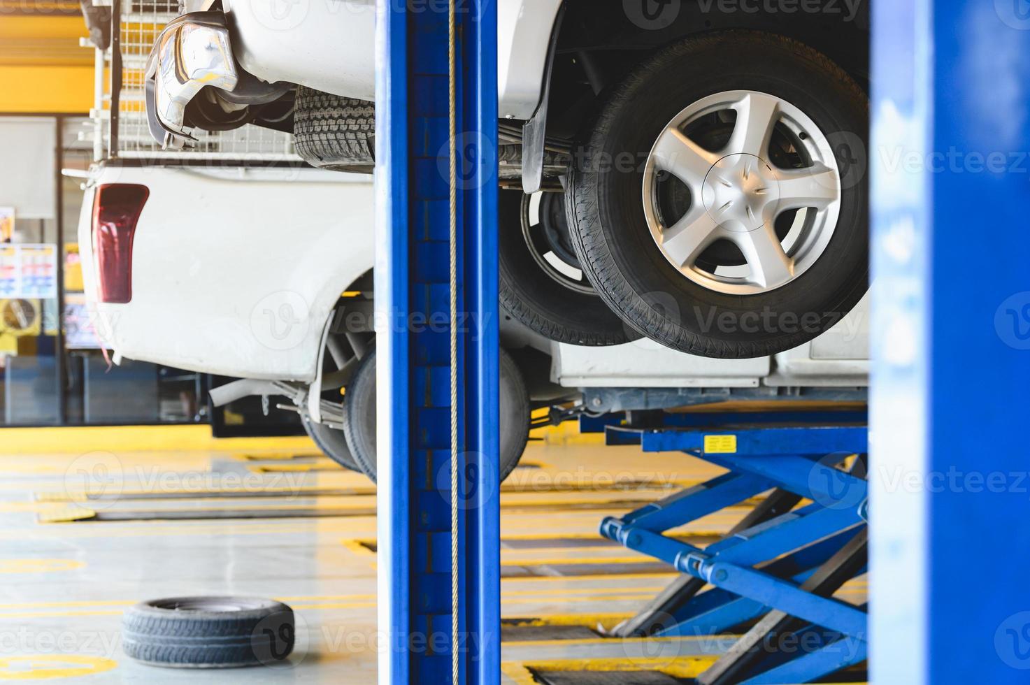 Pickup-Auto angehoben auf Autohebebühne im Auto-Service-Garage-Center-Reifen foto