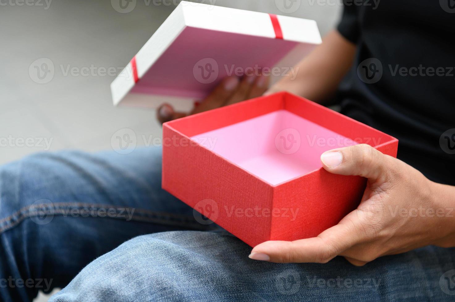 Mann öffnet leere Geschenkbox foto