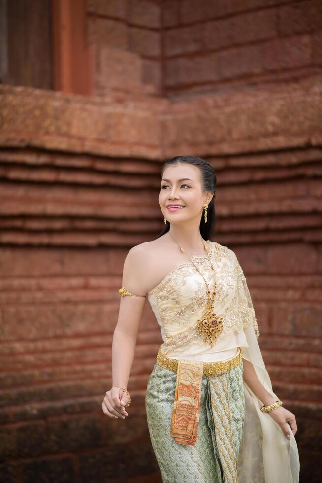 schöne Frau in typischem thailändischem Kleid foto