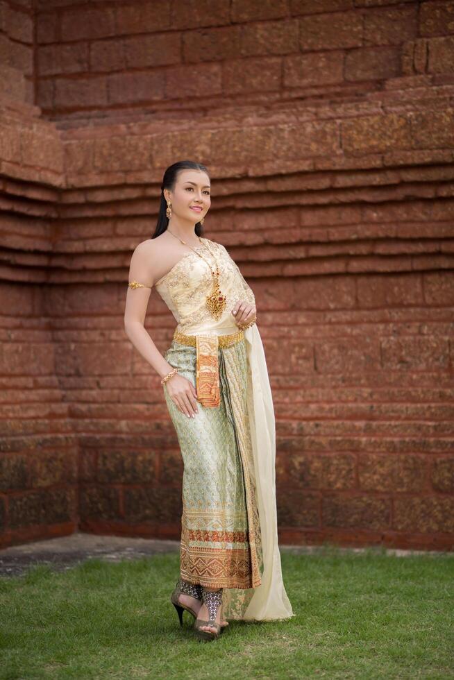 schöne Frau in typischem thailändischem Kleid foto