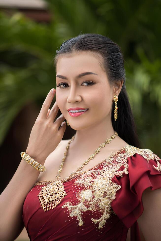 schöne Frau in typischem thailändischem Kleid foto