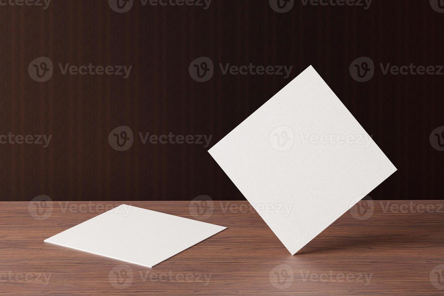 weißes quadratisches Papiervisitenkartenmodell auf braunem Holztisch foto