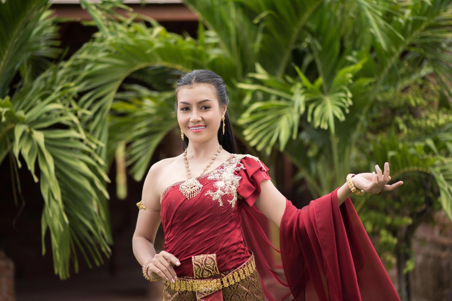 schöne Frau in typischem thailändischem Kleid foto