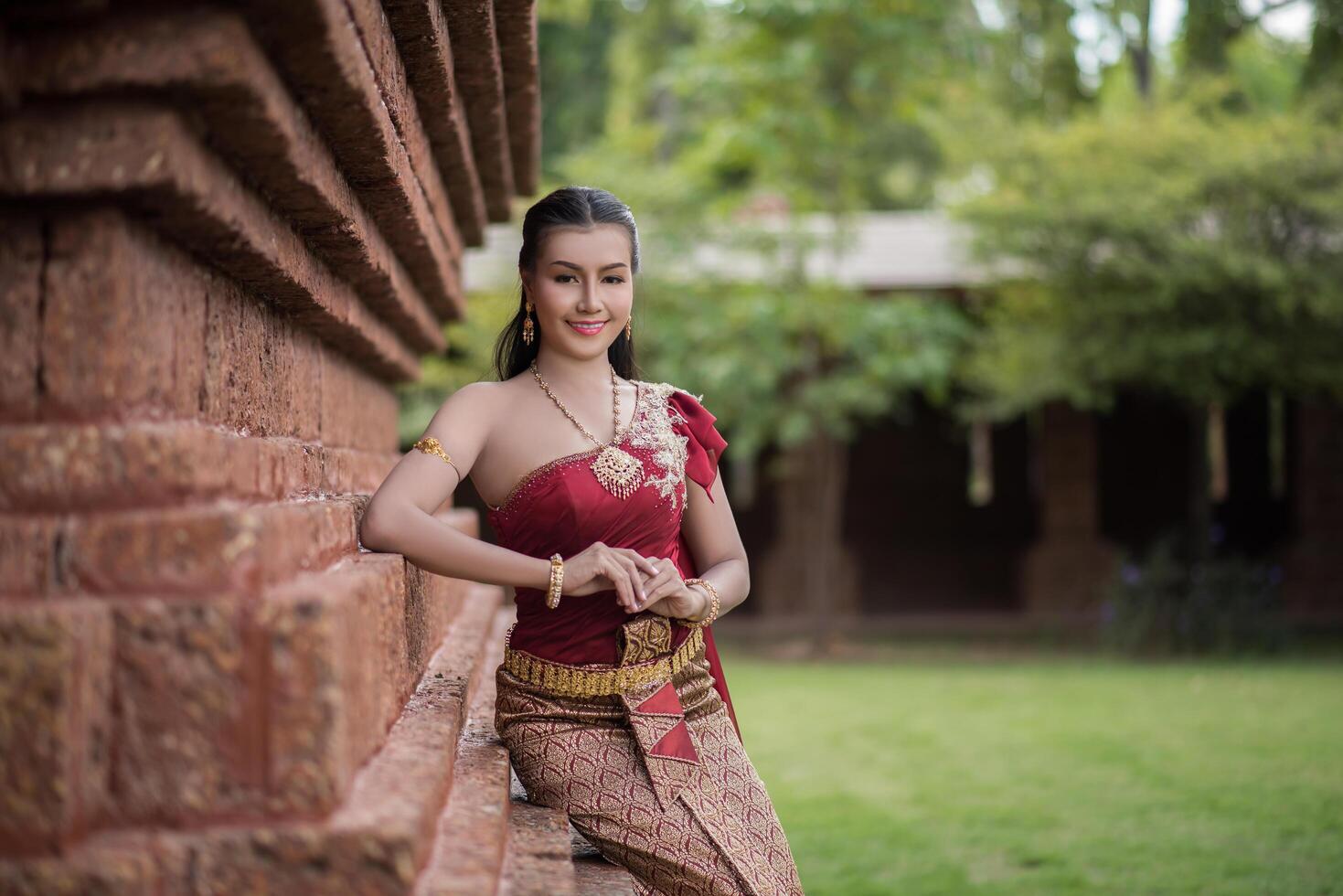 schöne Frau in typischem thailändischem Kleid foto