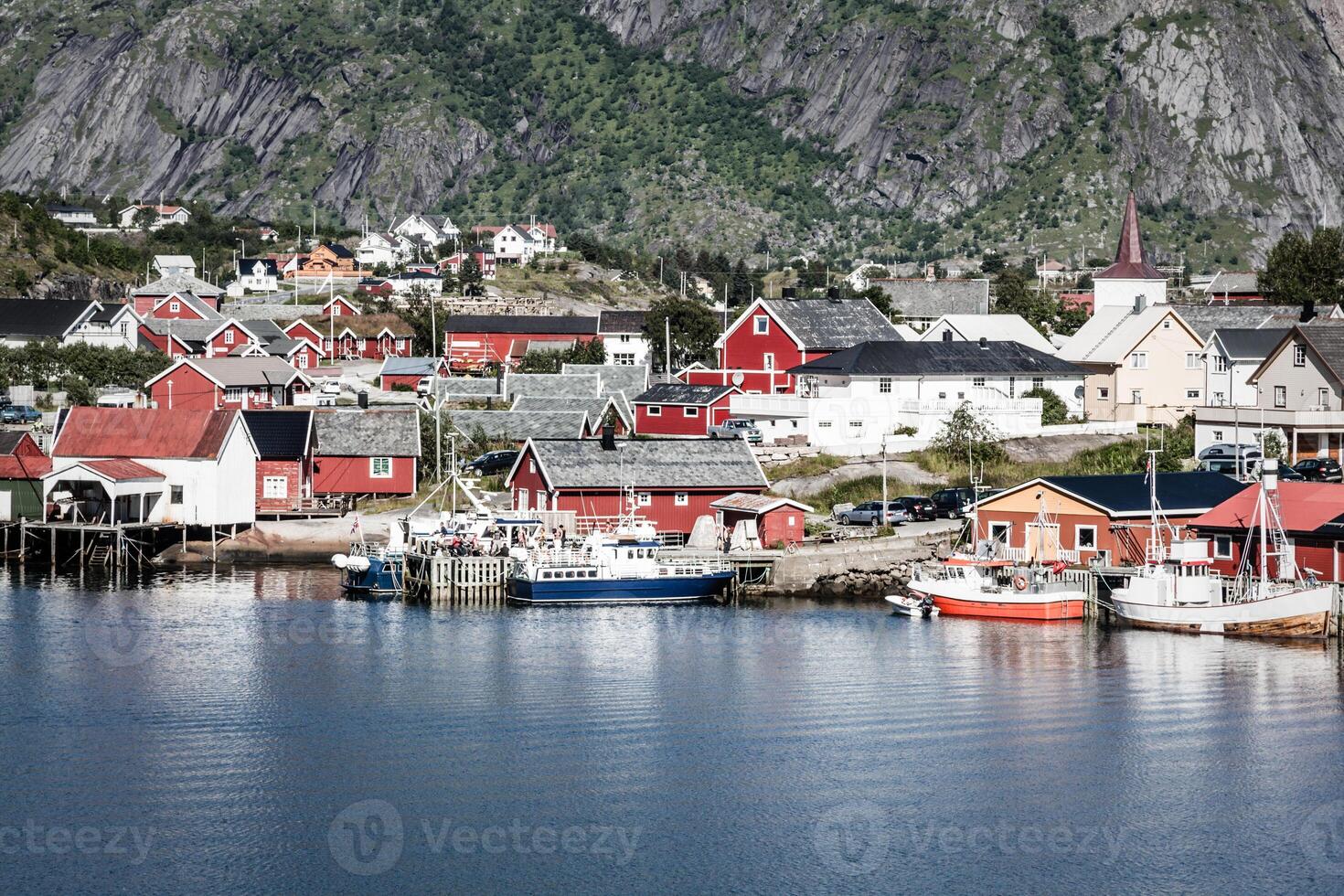 typisch norwegisch Angeln Dorf mit traditionell rot rorbu Hütten, reine, Lofoten Inseln, Norwegen foto