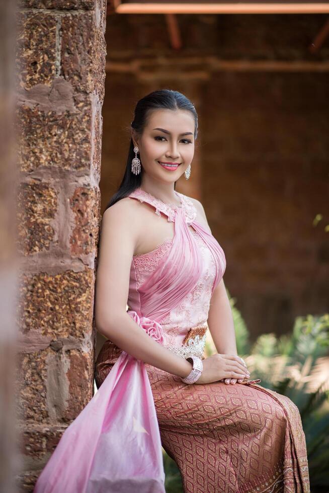 schöne Frau in typischem thailändischem Kleid foto