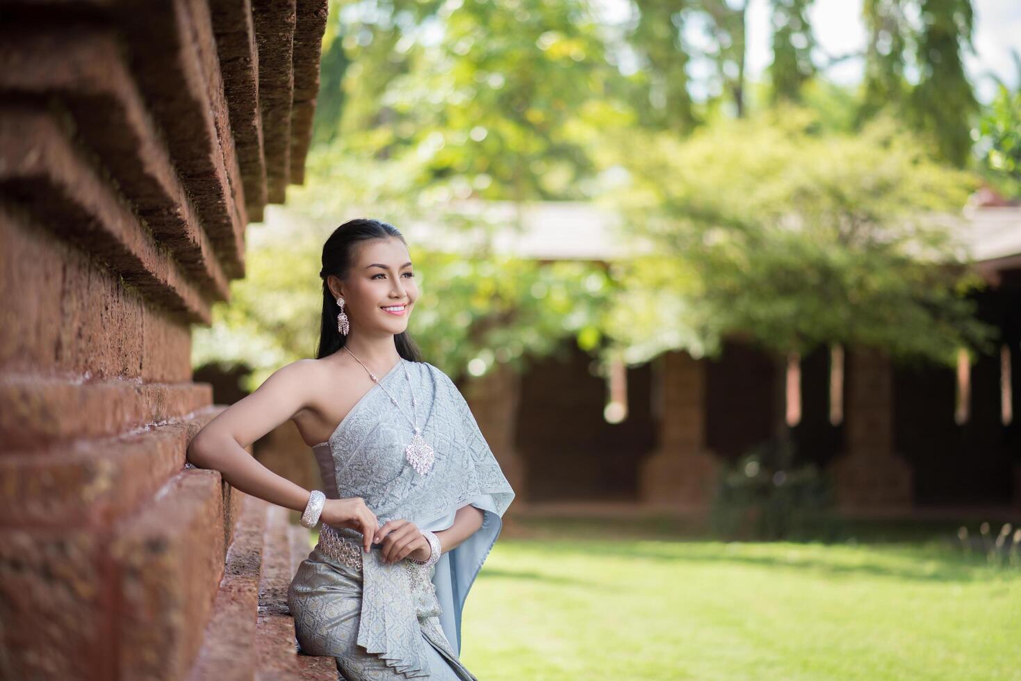 schöne Frau in typischem thailändischem Kleid foto