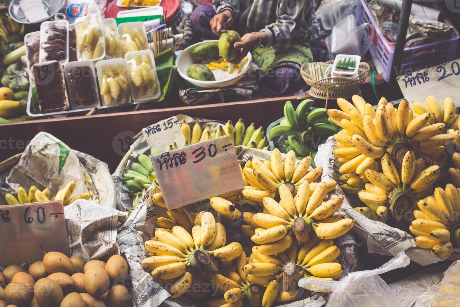 traditionell schwebend Markt im verdammt Saduak in der Nähe von Bangkok foto