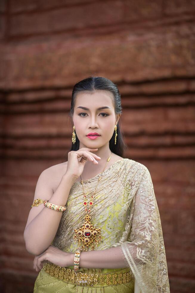 schöne Frau in typischem thailändischem Kleid foto