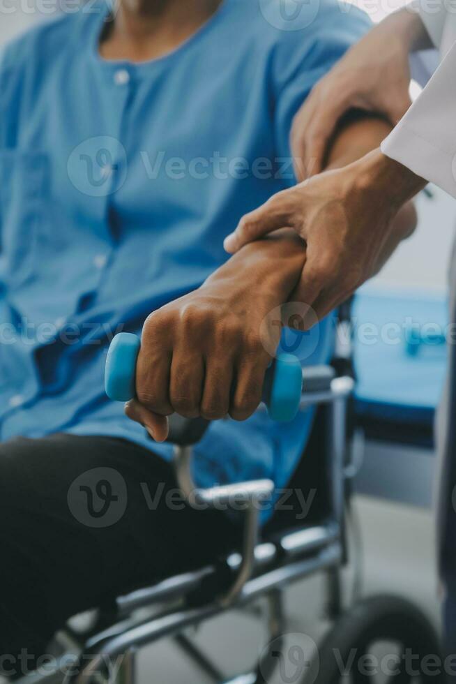 Physiotherapeut Mann geben Übung mit Hantel Behandlung Über Arm und Schulter von Athlet männlich geduldig physisch Therapie Konzept foto