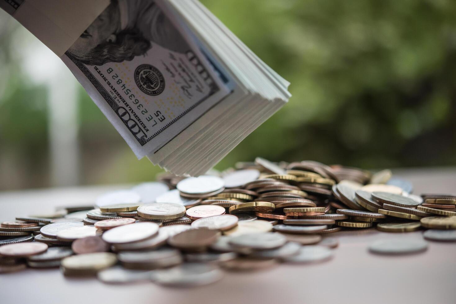 Geld sparen Konzept. Hand, die Geldmünzenstapel setzt foto