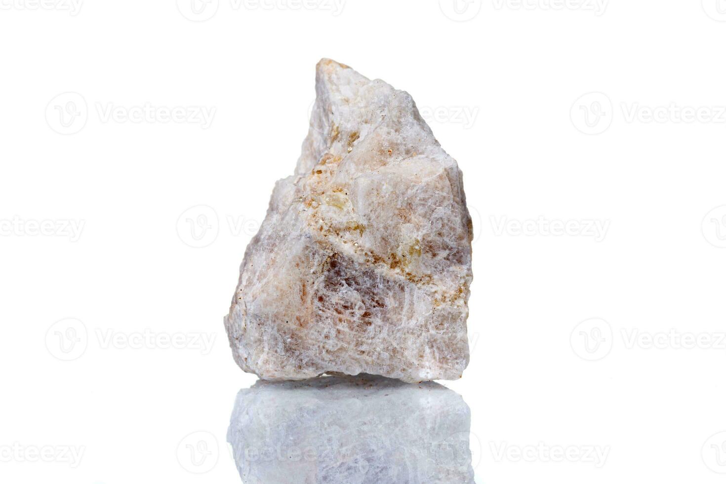 Makro Mineral Stein Wollastonit auf ein Weiß Hintergrund foto