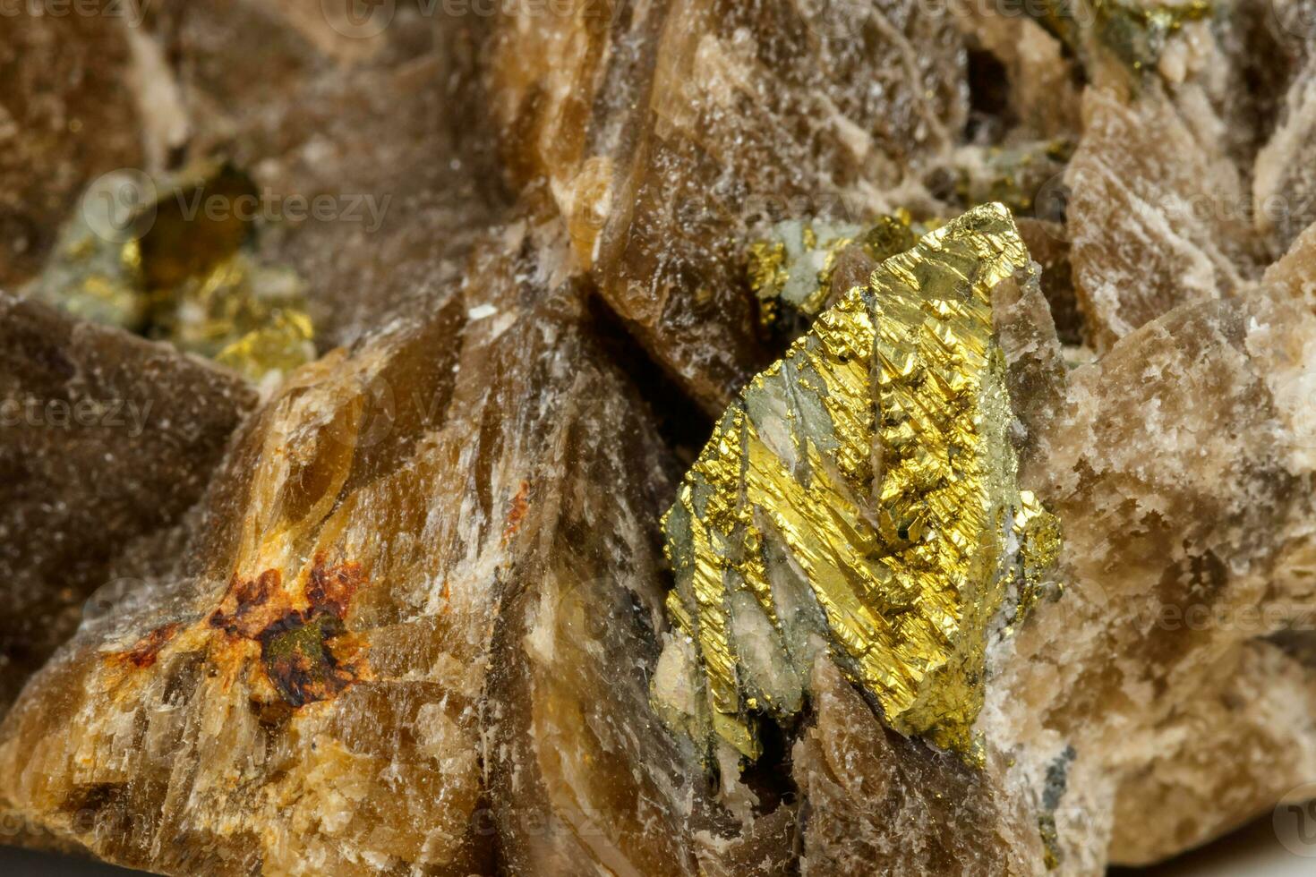 Makro-Mineralstein Baryt Pyrit auf weißem Hintergrund foto