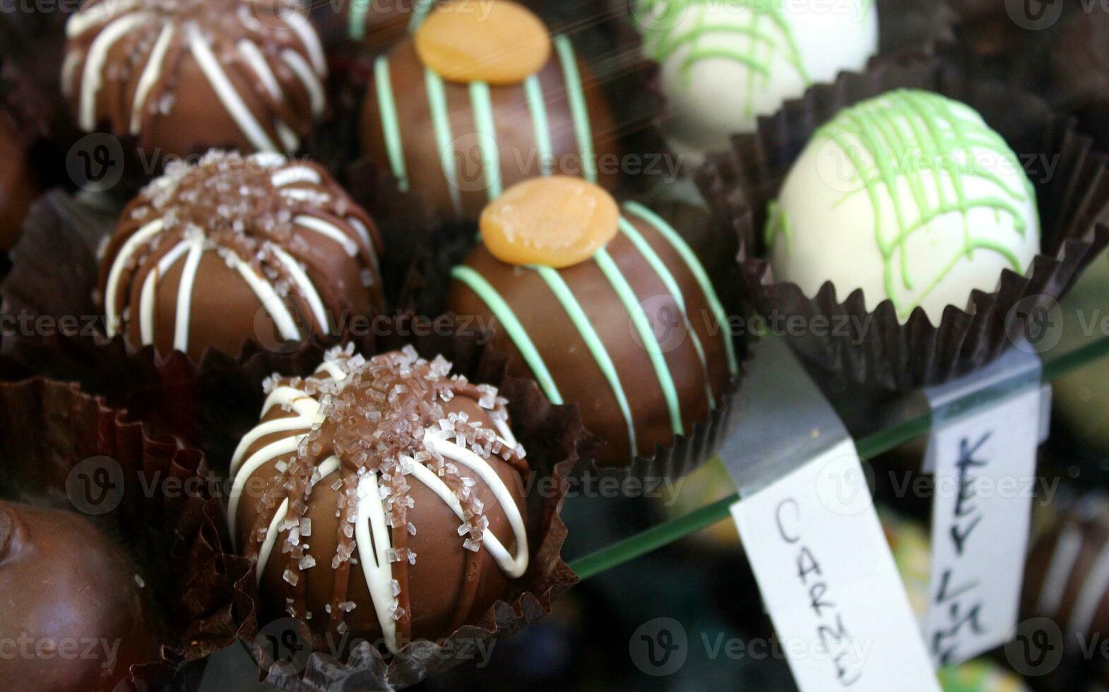 schick Schokolade Trüffel Süßigkeiten auf Anzeige foto