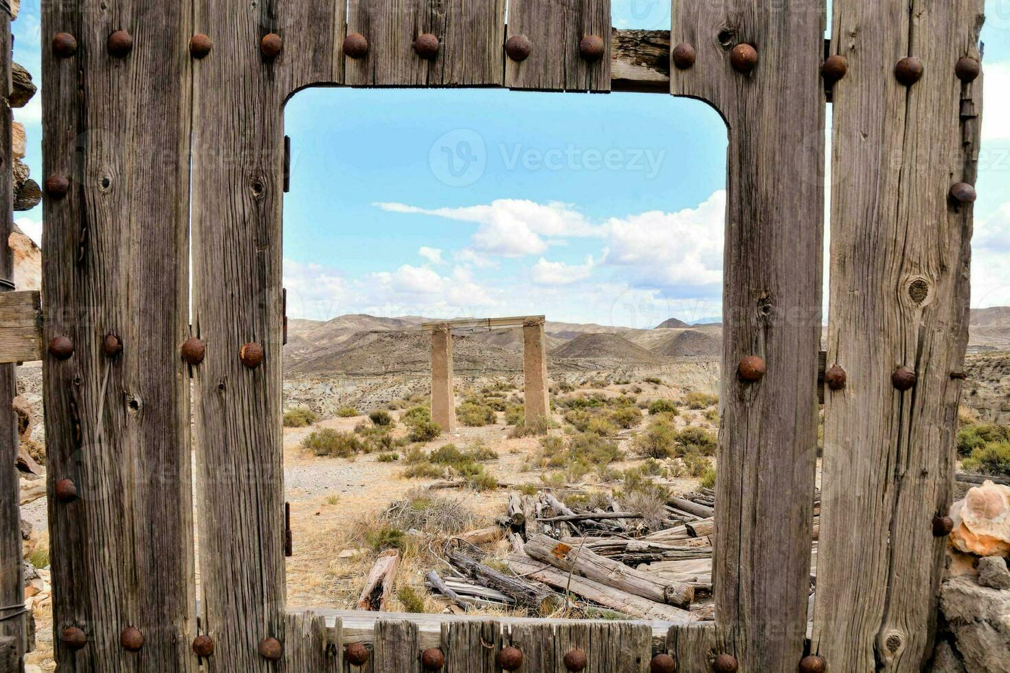 ein alt hölzern Tür im das Wüste mit ein Aussicht von das Himmel foto