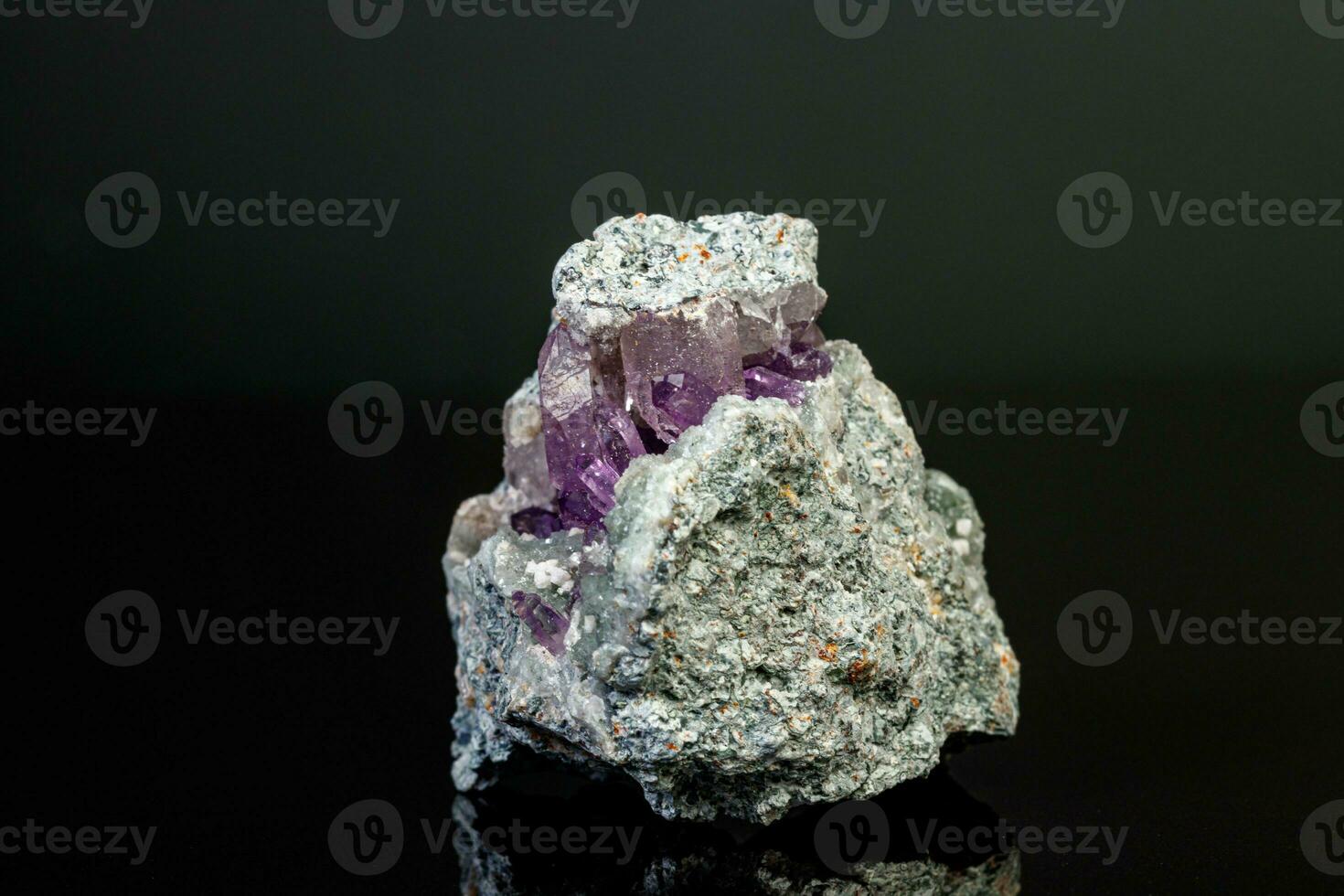 Makro Mineral Amethyst Stein im Felsen auf ein schwarz Hintergrund foto