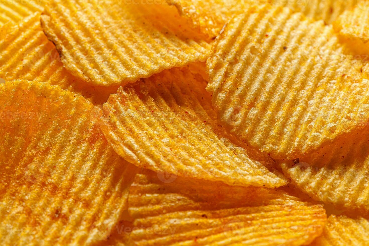 Makro von schön gewellt Gelb Chips unter das Sonne Strahlen foto