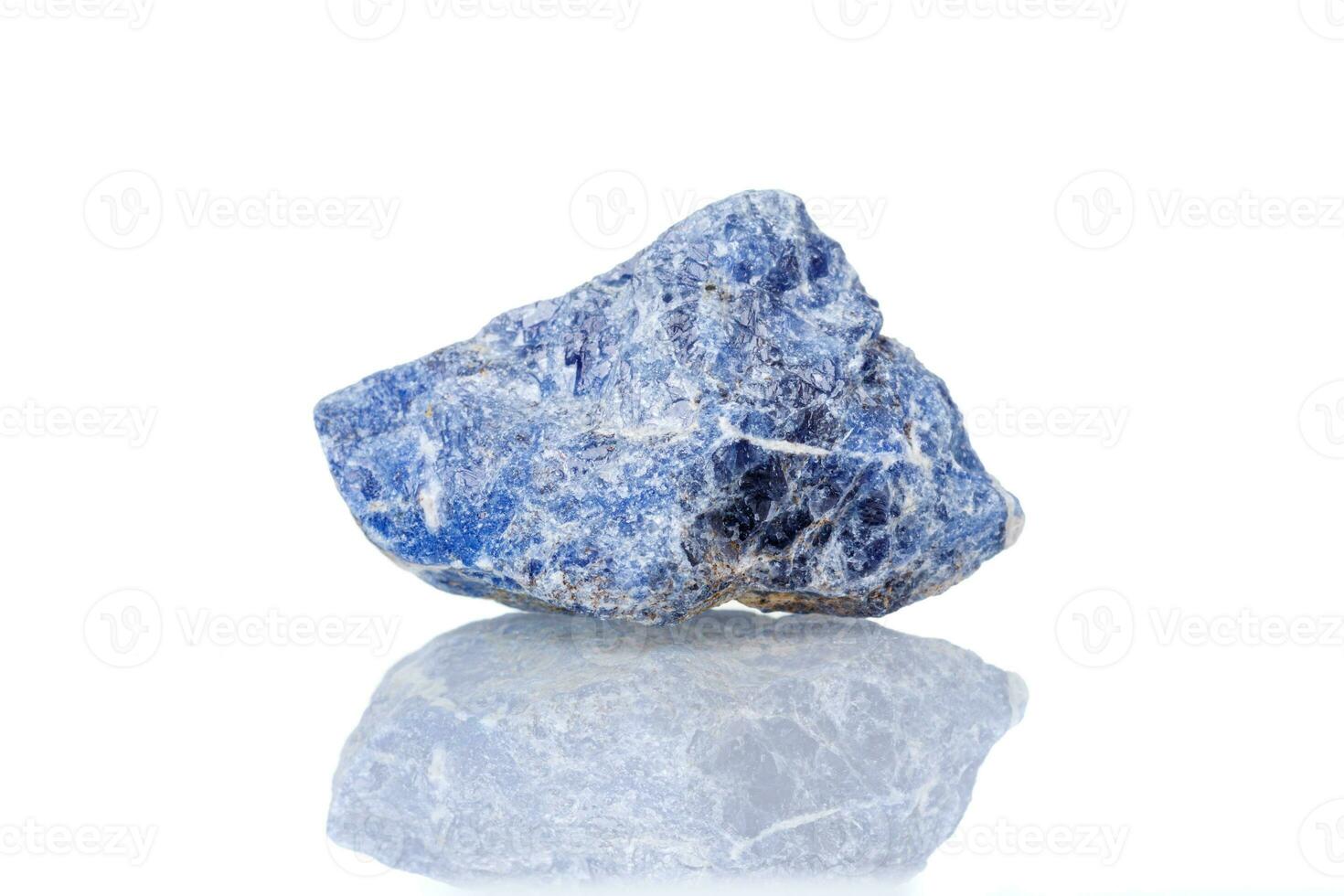 Makro Mineral Stein Sodalith auf ein Weiß Hintergrund foto