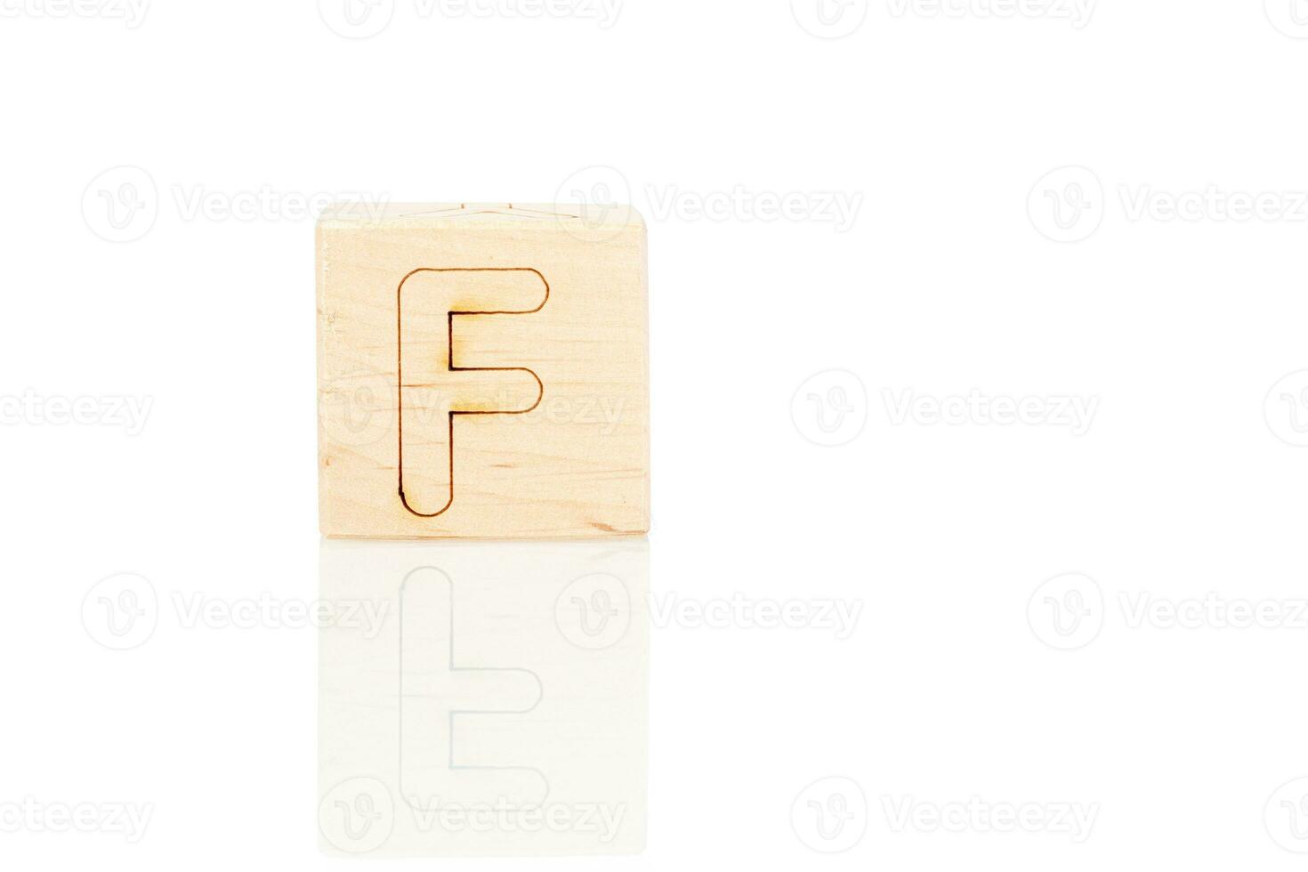 hölzern Würfel mit Briefe f auf ein Weiß Hintergrund foto