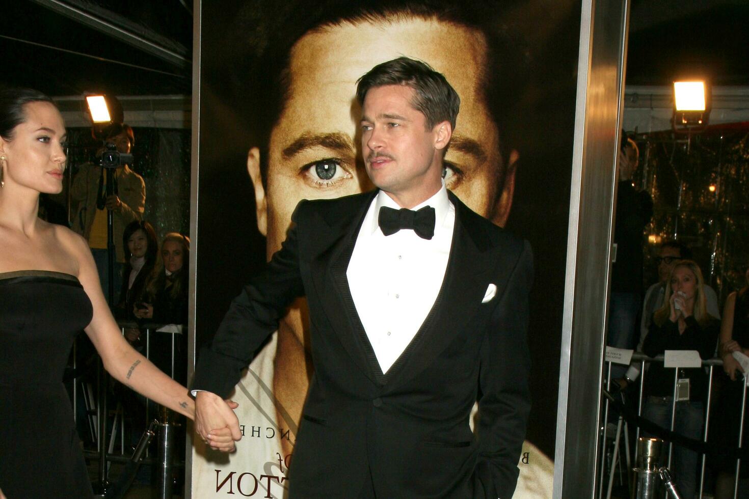 angelina Spaß Brad Pitt ankommen beim das la Premiere von das neugierig Fall von Benjamin Taste beim das Männer Dorf Theater im westwood ca. Dezember 8 2008 foto