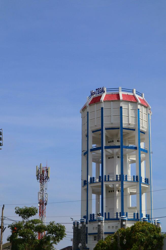 tegal, Indonesien, 2023 - - Wasserleiden Turm oder pdam Turm von tegal Stadt foto