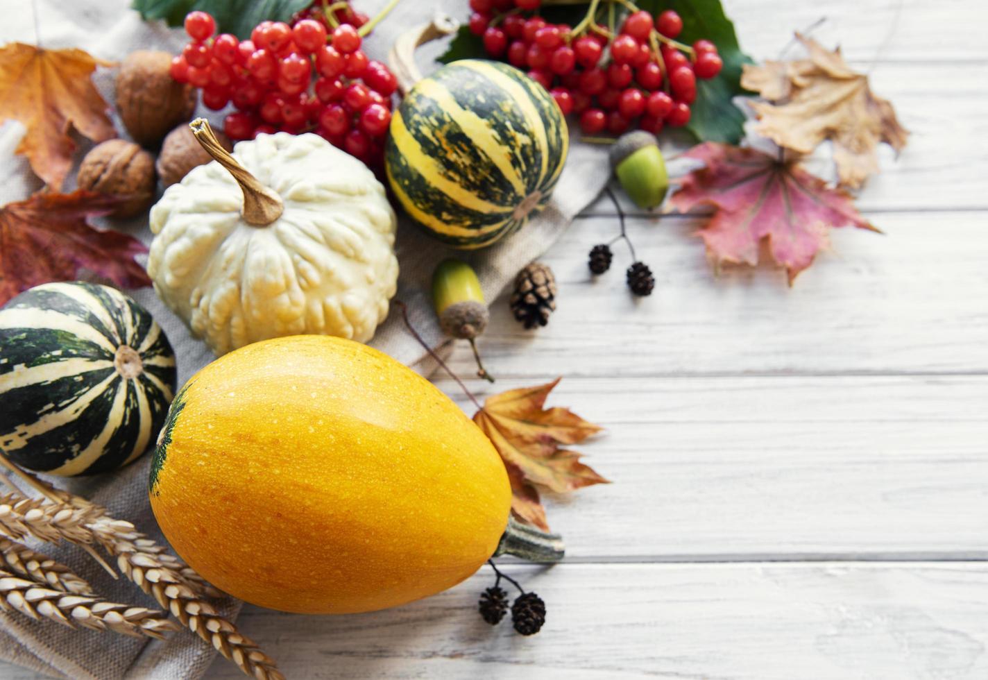 Herbstkomposition mit verschiedenen Kürbissen foto