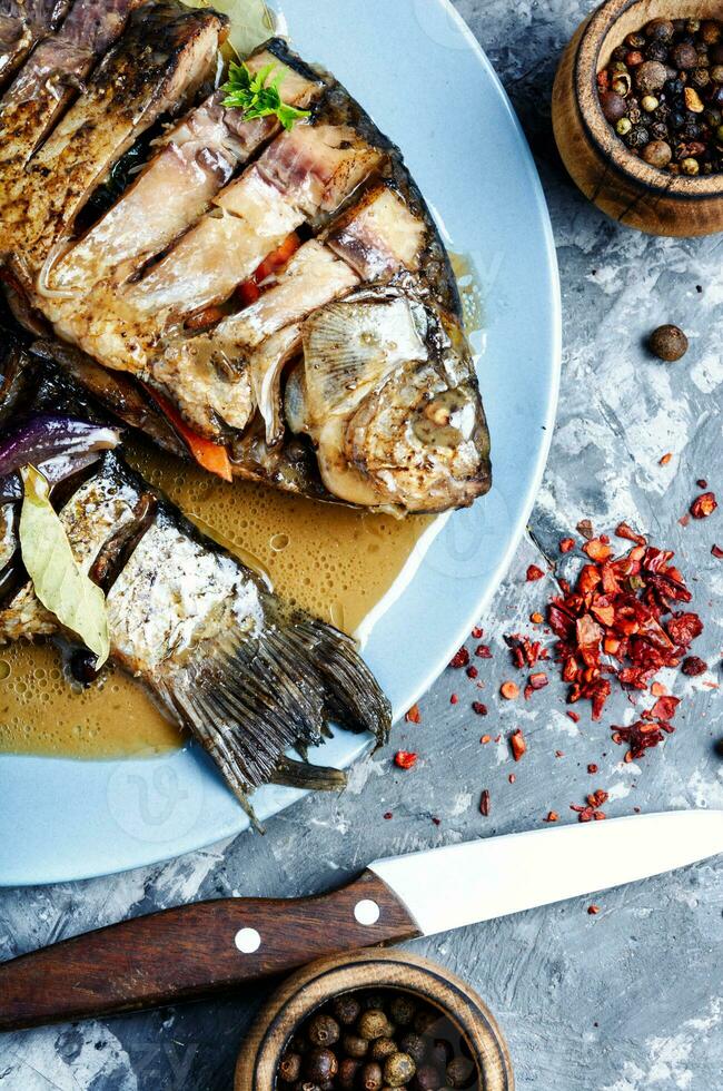 lecker gebacken Fisch auf Teller foto