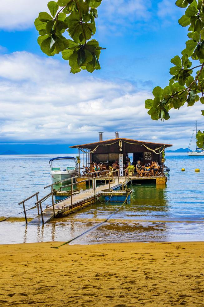 ilha grande brazil 23. november 2020, mangrovenstrand und pousostrand mit schwimmrestaurant foto