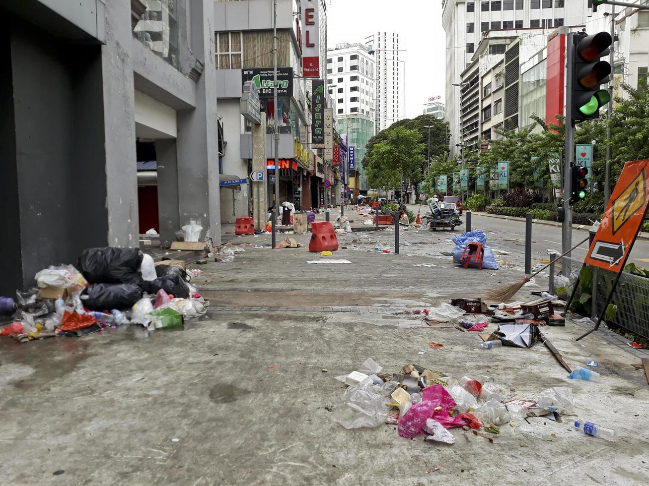 Müll und schmutzige Straßen nach dem heiligen Fest Hari Raya Aidilfitri Ramzan Ramadan in Kuala Lumpur, Malaysia foto
