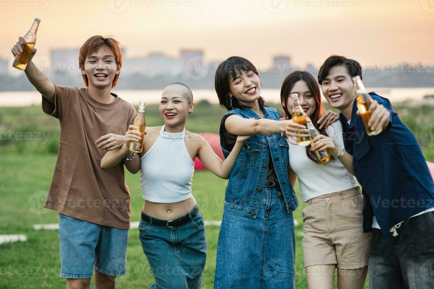 Bild von Gruppe von freunde feiern und Trinken Bier zusammen foto