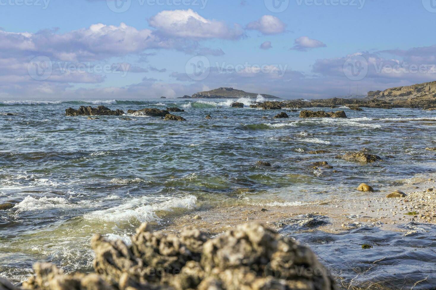 Aussicht von das turbulent atlantisch Ozean beim Praia aivados im Portugal im das Morgen Licht foto