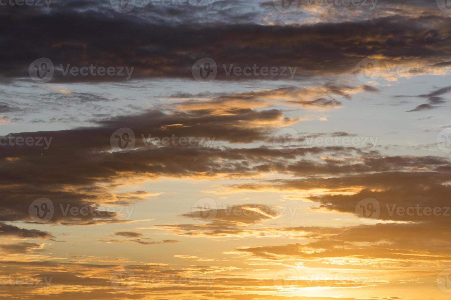 goldener Dämmerungshimmel vor Sonnenuntergang, Himmelshintergrund foto