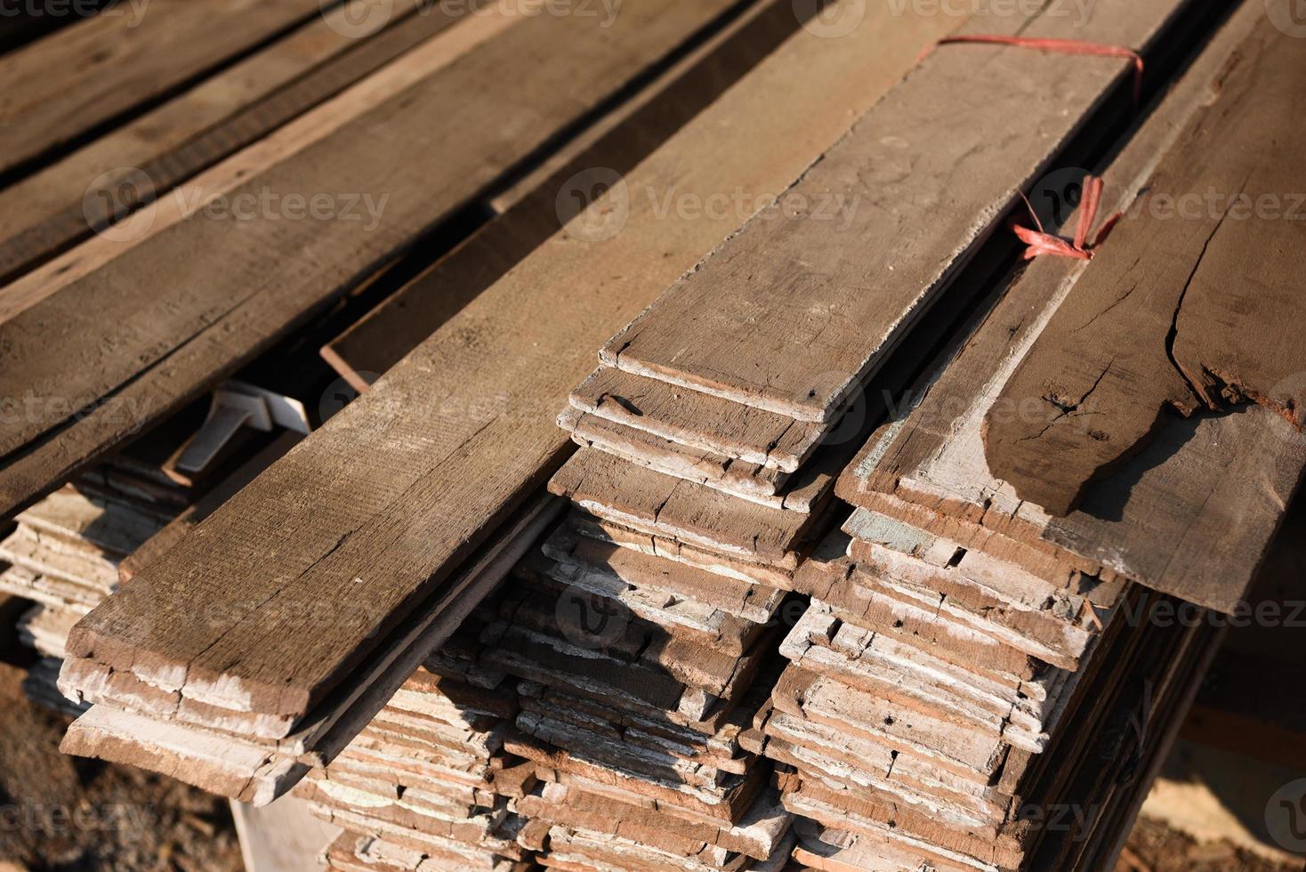 Sägewerk mit Holzlager voller Schnittholz foto