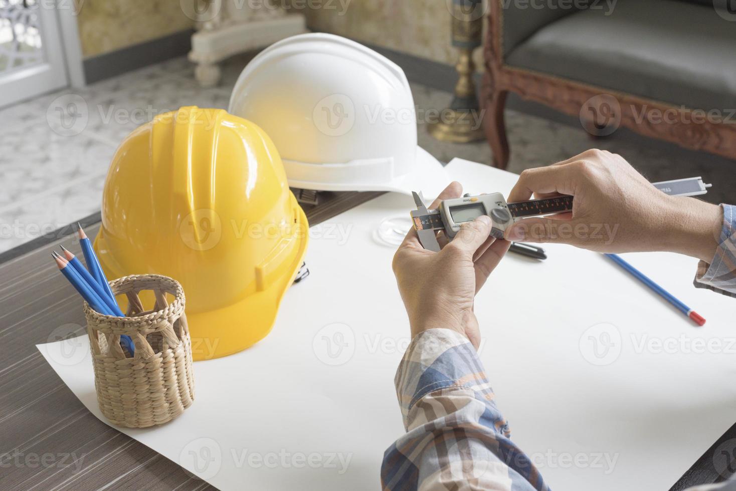 Bauingenieur messen mit Messschieber foto