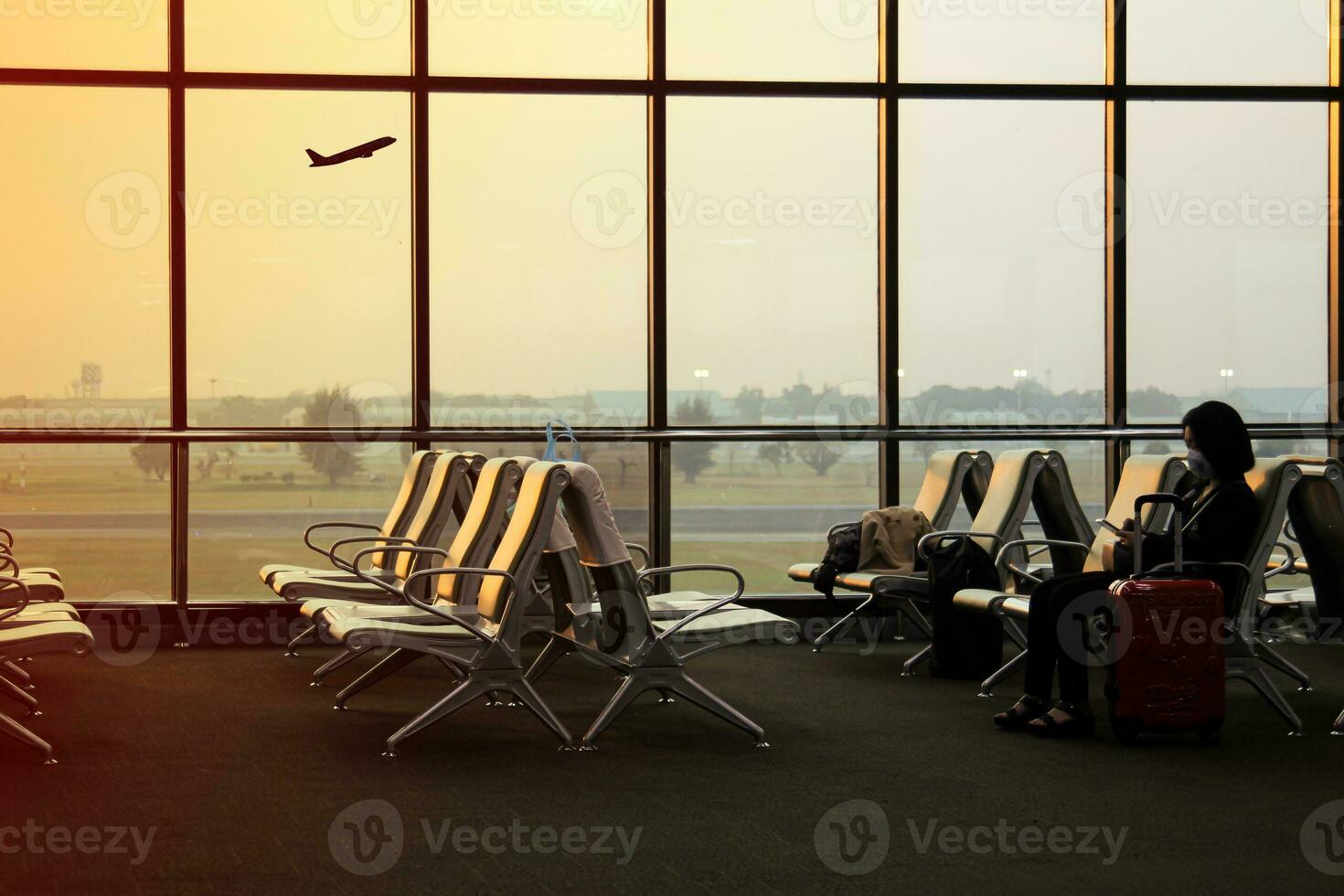 Flughafen warten Bereich mit Stühle und Gepäck beim Flughafen Terminal. Reise Konzept foto