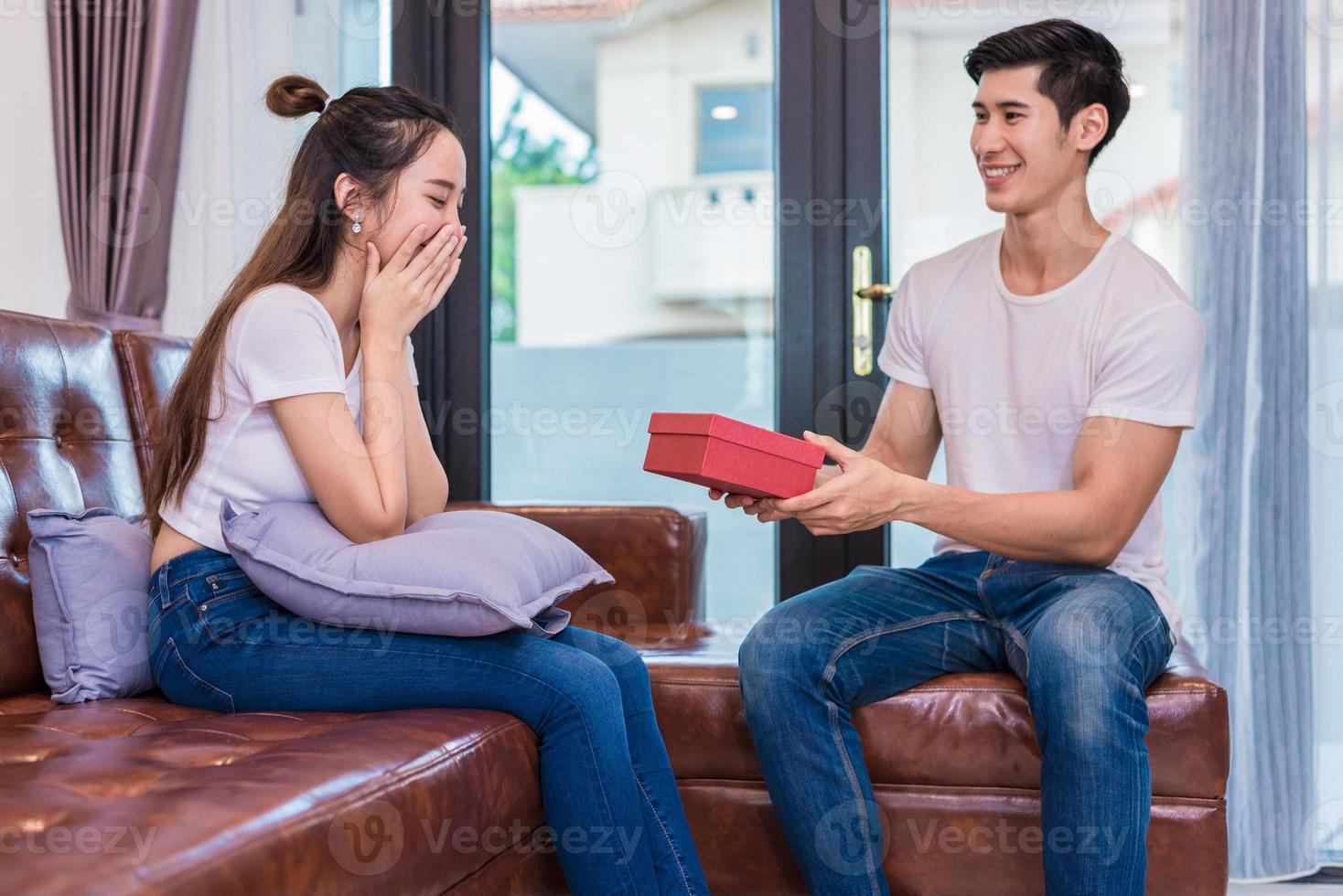 Freund überrascht Freundin mit Geschenk foto