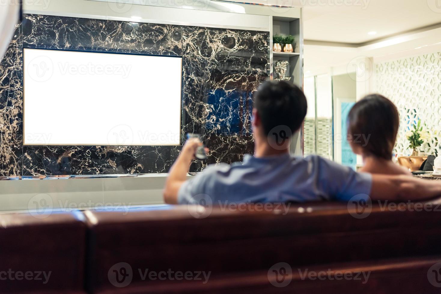 asiatische paare, die weißen leeren bildschirm fernsehen foto