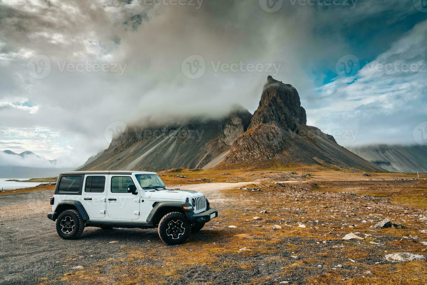 launisch eystrahorn oder krossnesfjall Berg mit nebelig bedeckt und 4wd Auto geparkt im Sommer- beim Island foto