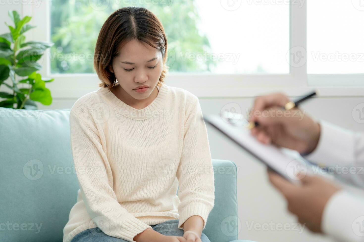 Frau mit psychischen Problemen berät. Der Psychiater zeichnet den Zustand des Patienten für die Behandlung auf. Ermutigung, Liebes- und Familienproblem, bipolar, Depressionspatient, Selbstmord schützen foto